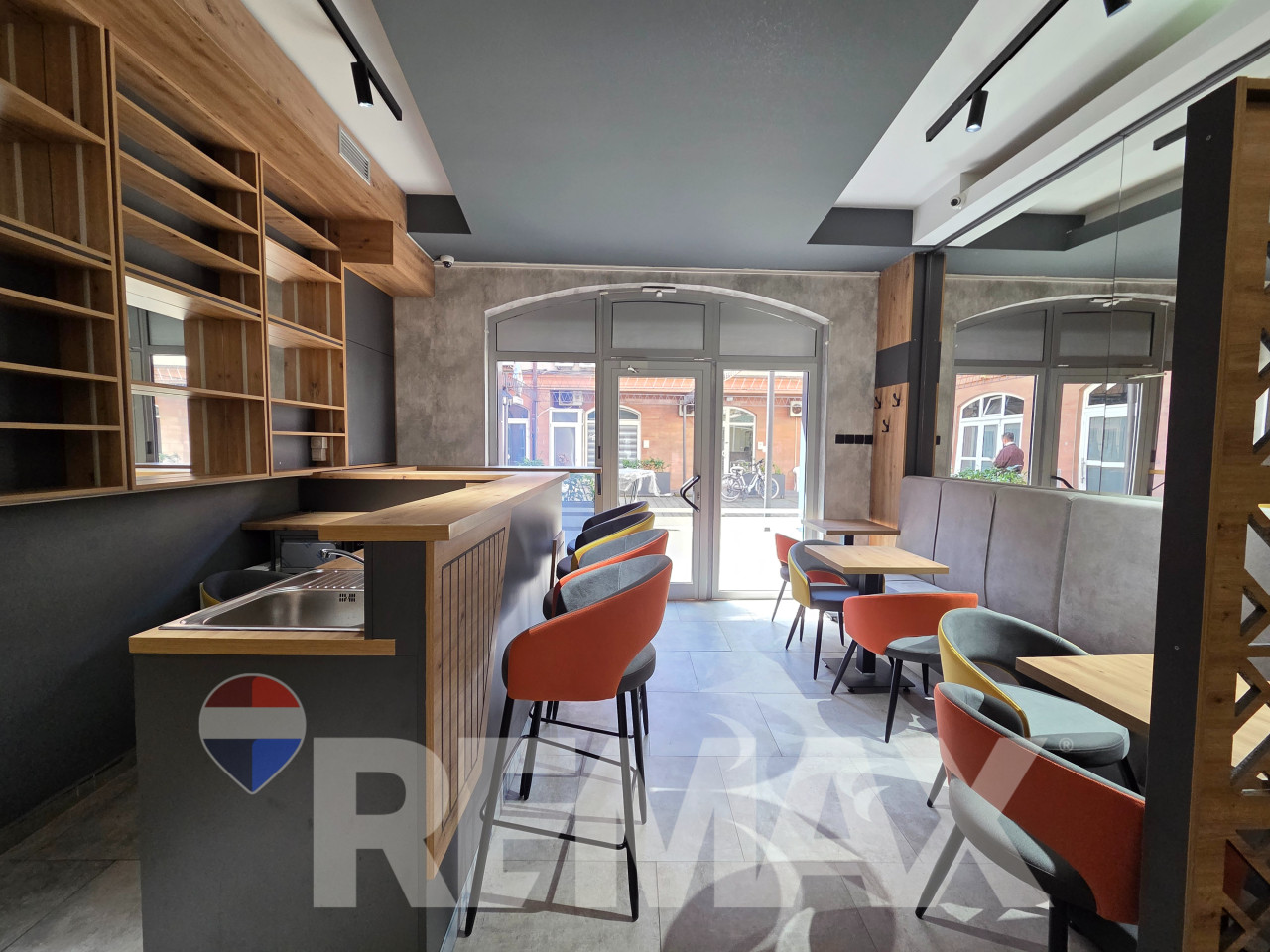 Opremljen kafić u centru 50m2 + bašta 220m2- potpuno novo 2