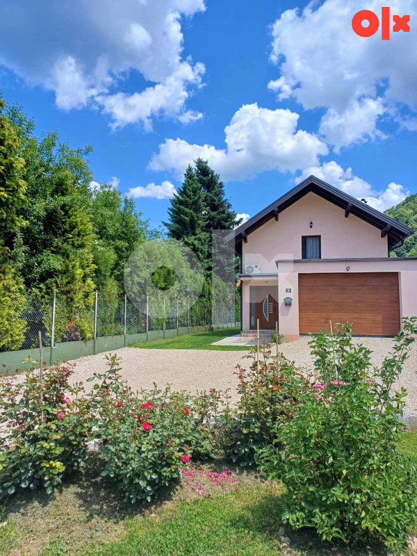 Prostrana kuća sa velikim dvorištem u Solini, Tuzla, 235 m2