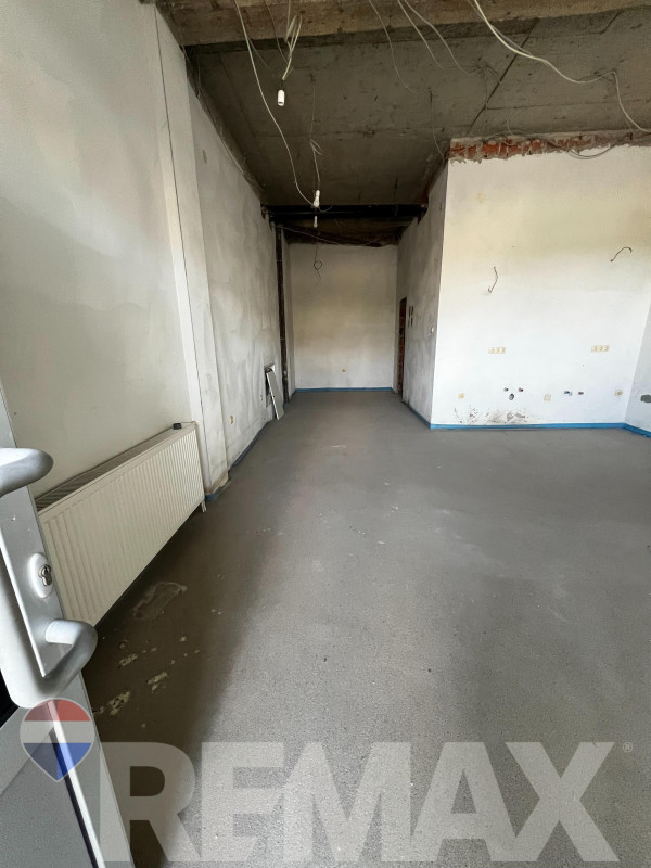 Na prodaju poslovni prostor 42m2 u Adi 3