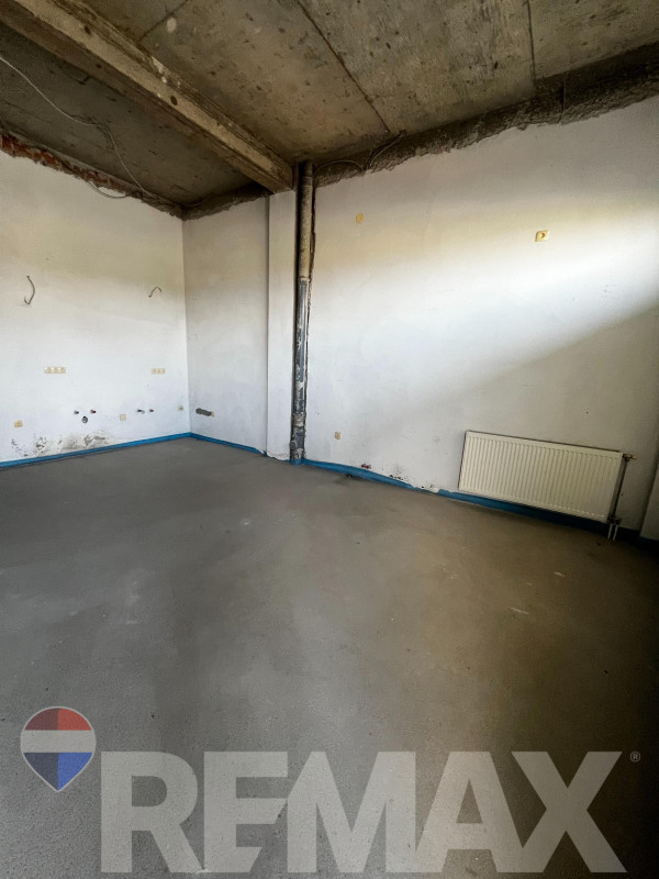 Na prodaju poslovni prostor 42m2 u Adi 4