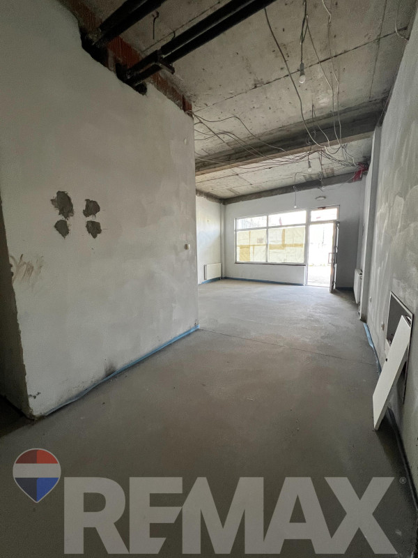 Na prodaju poslovni prostor 42m2 u Adi 5