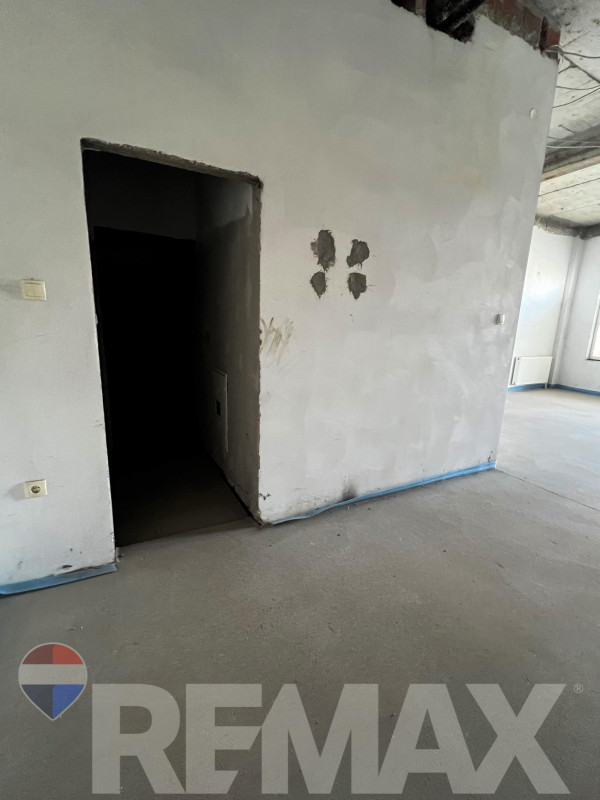 Na prodaju poslovni prostor 42m2 u Adi 6