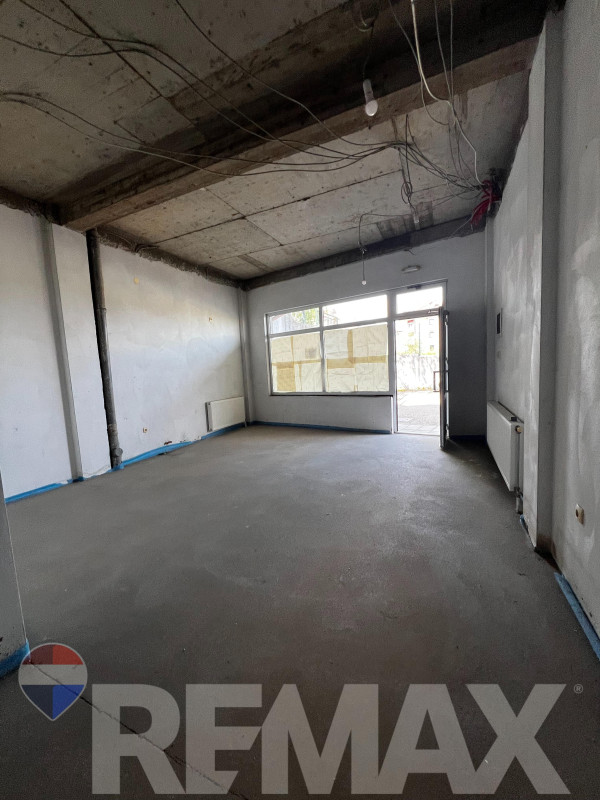 Na prodaju poslovni prostor 42m2 u Adi 8