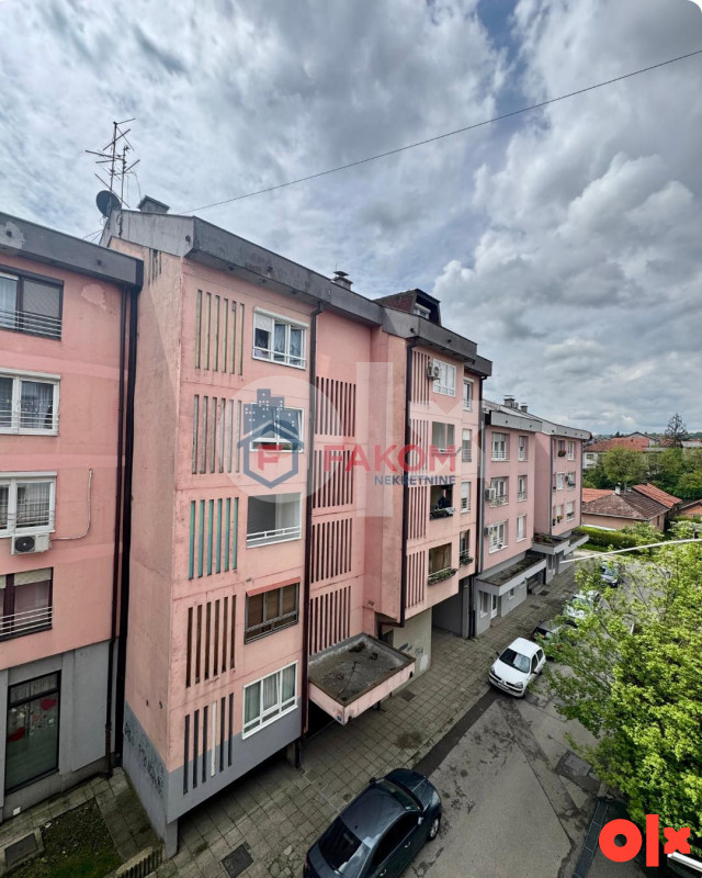 Na prodaju četverosoban stan 125m2, u naselju Rosulje 19