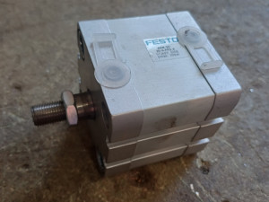 PNEUMATSKI CILINDAR FESTO