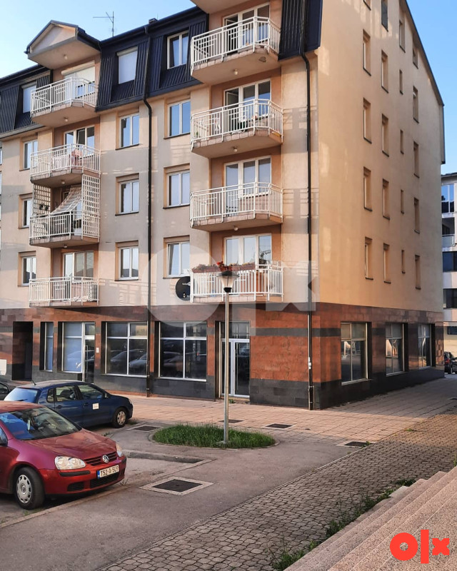Poslovni prostor Pale 224m2 centar 3