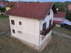 Family house on a large plot in the neighborhood of Šargovac