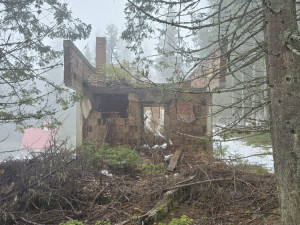 Zemljište Jahorina Dvorišta 500m2, sa devastiranim objektom