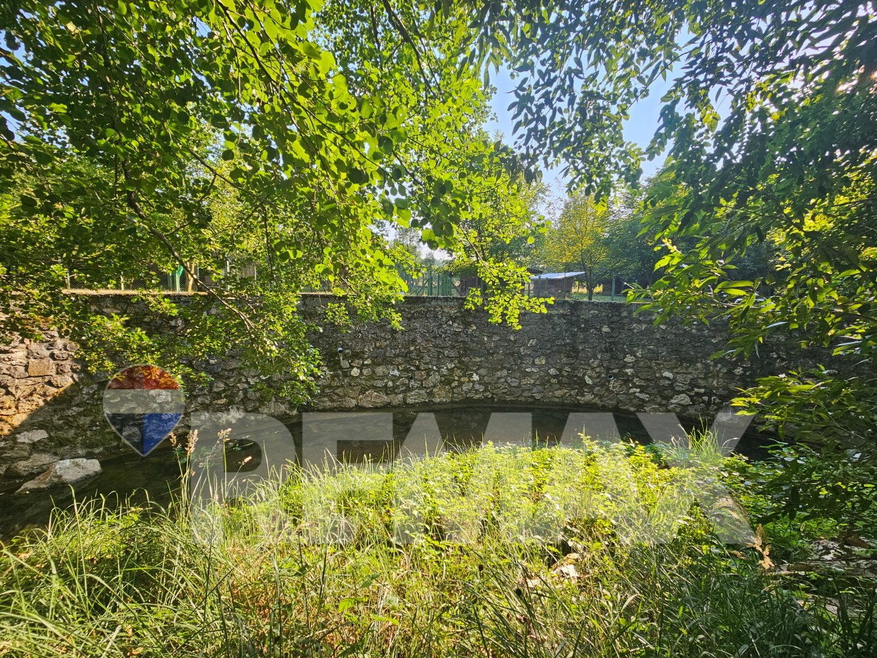 Odlična kuća/ plac 2085m2/ pored rijeke/ Slatina 2
