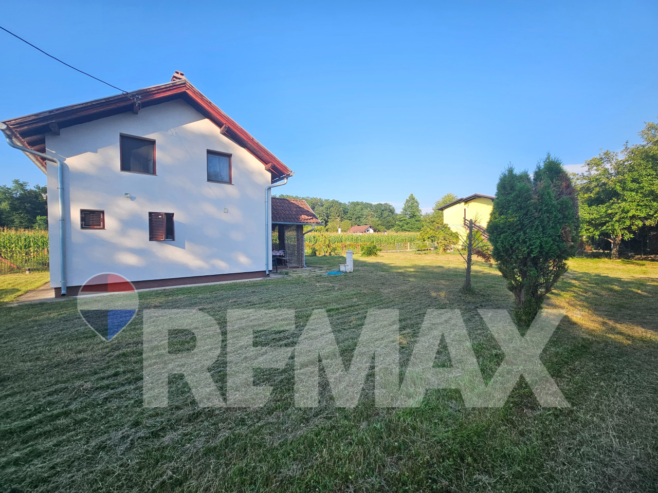 Odlična kuća/ plac 2085m2/ pored rijeke/ Slatina 7
