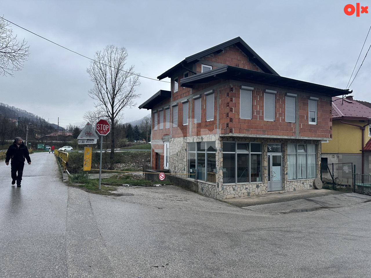 Kuća sa poslovnim prostorom Semizovac- Svrake