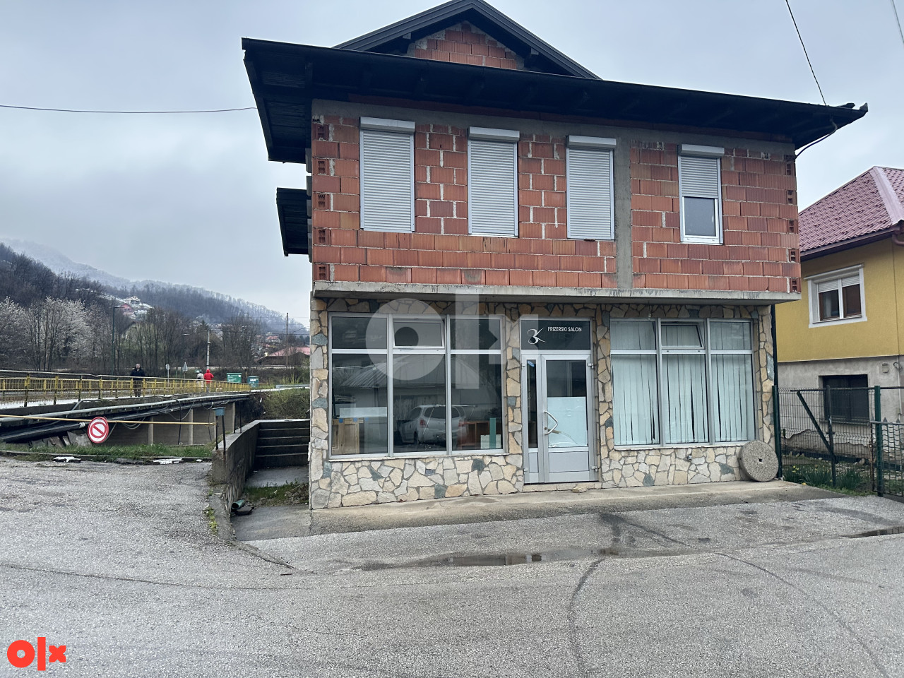 Kuća sa poslovnim prostorom Semizovac- Svrake 3