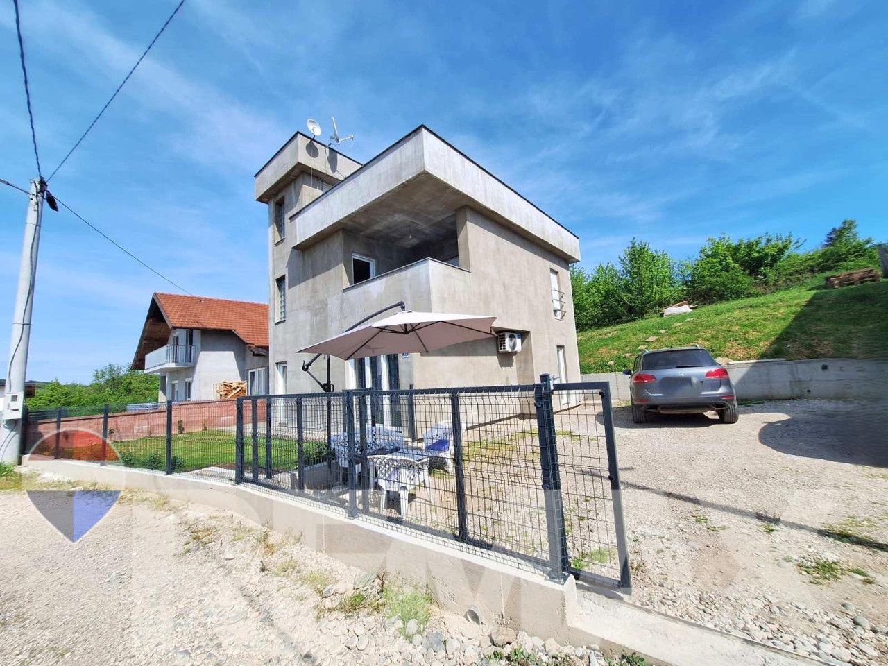 PRODAJE SE MODERNO NAMJEŠTENA KUĆA- Priječani