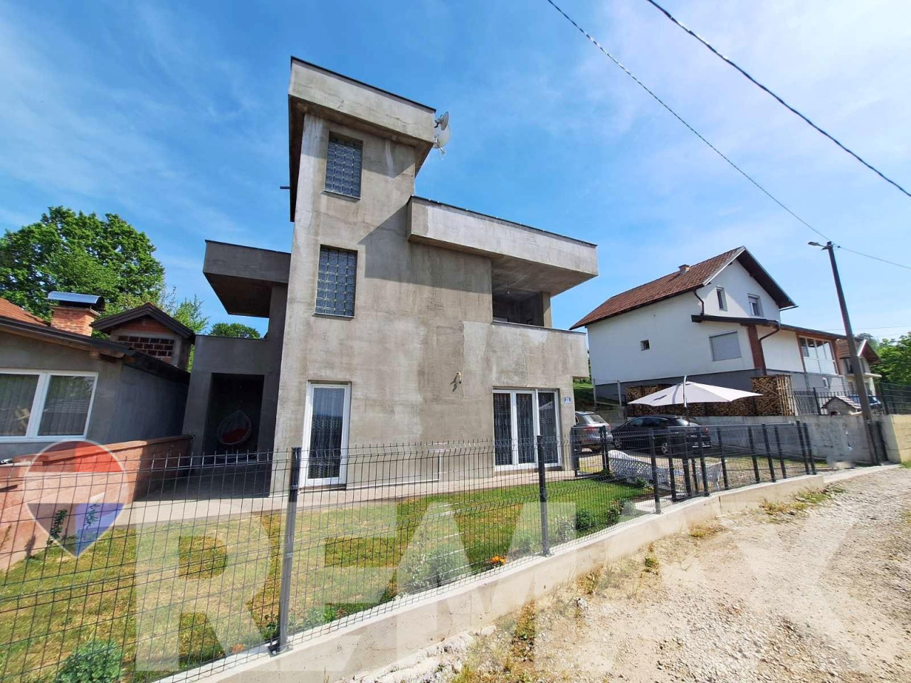 PRODAJE SE MODERNO NAMJEŠTENA KUĆA- Priječani 3
