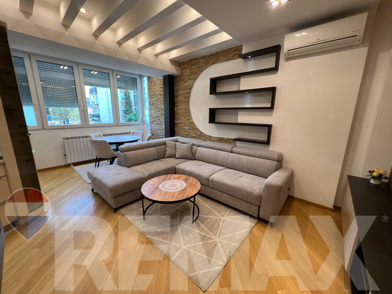 Odličan trosoban stan 74m2 u Centru 3