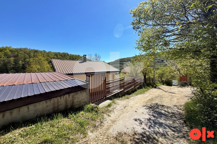 Osunčana vikendica sa dvorištem, Nahorevo 15