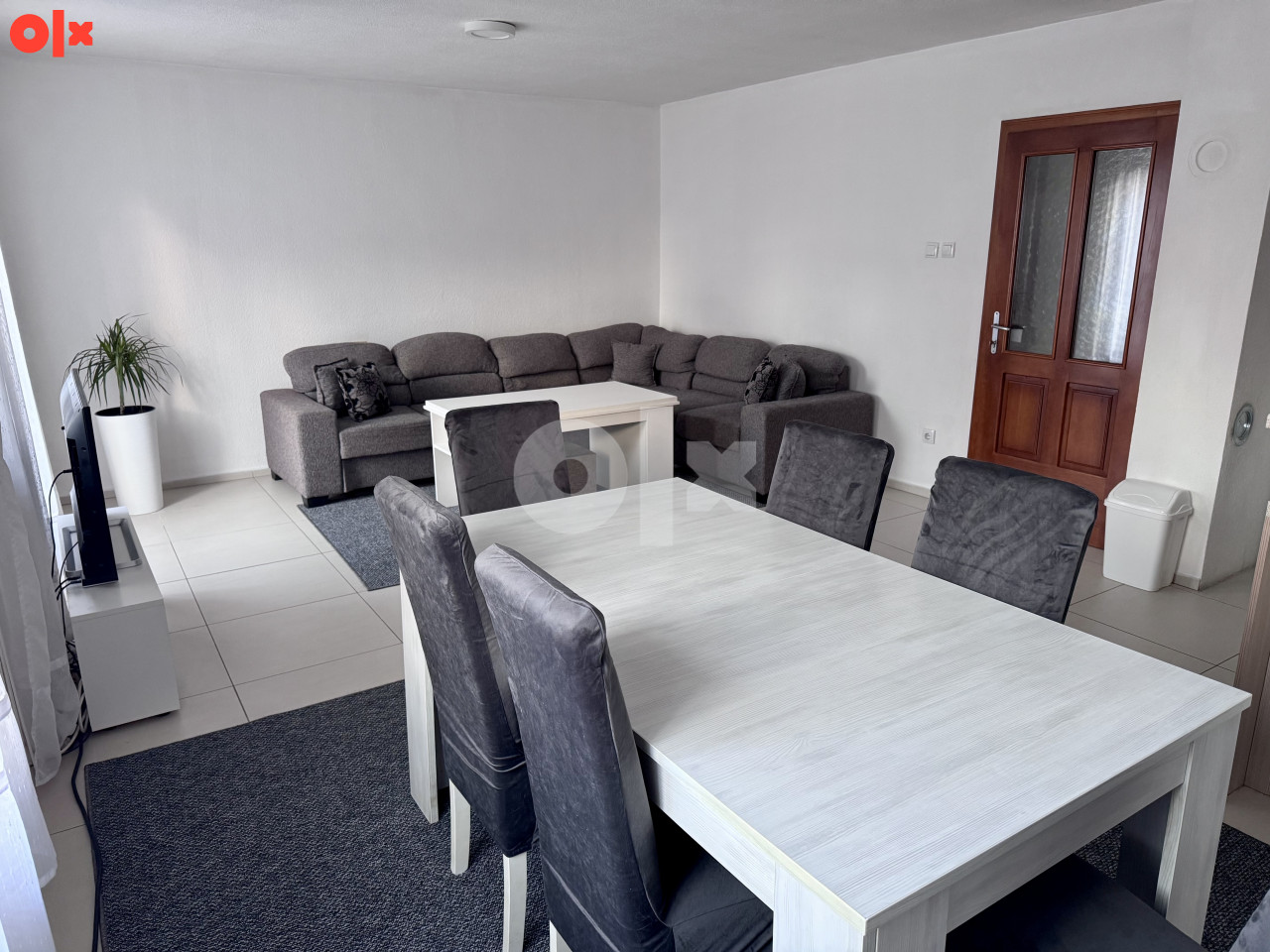 Iznajmljuje se trosoban stan 80m2 1,8 km od Boske 3
