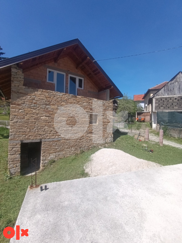 Kuća izmedju Kaknja i Zenice