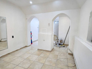 Poslovni Prostor 25m2 Hrasno Najam