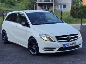 MERCEDES-BENZ B 180 AMG FULL OPREMA AUTO JE NOV SERVISNA KNJIGA..