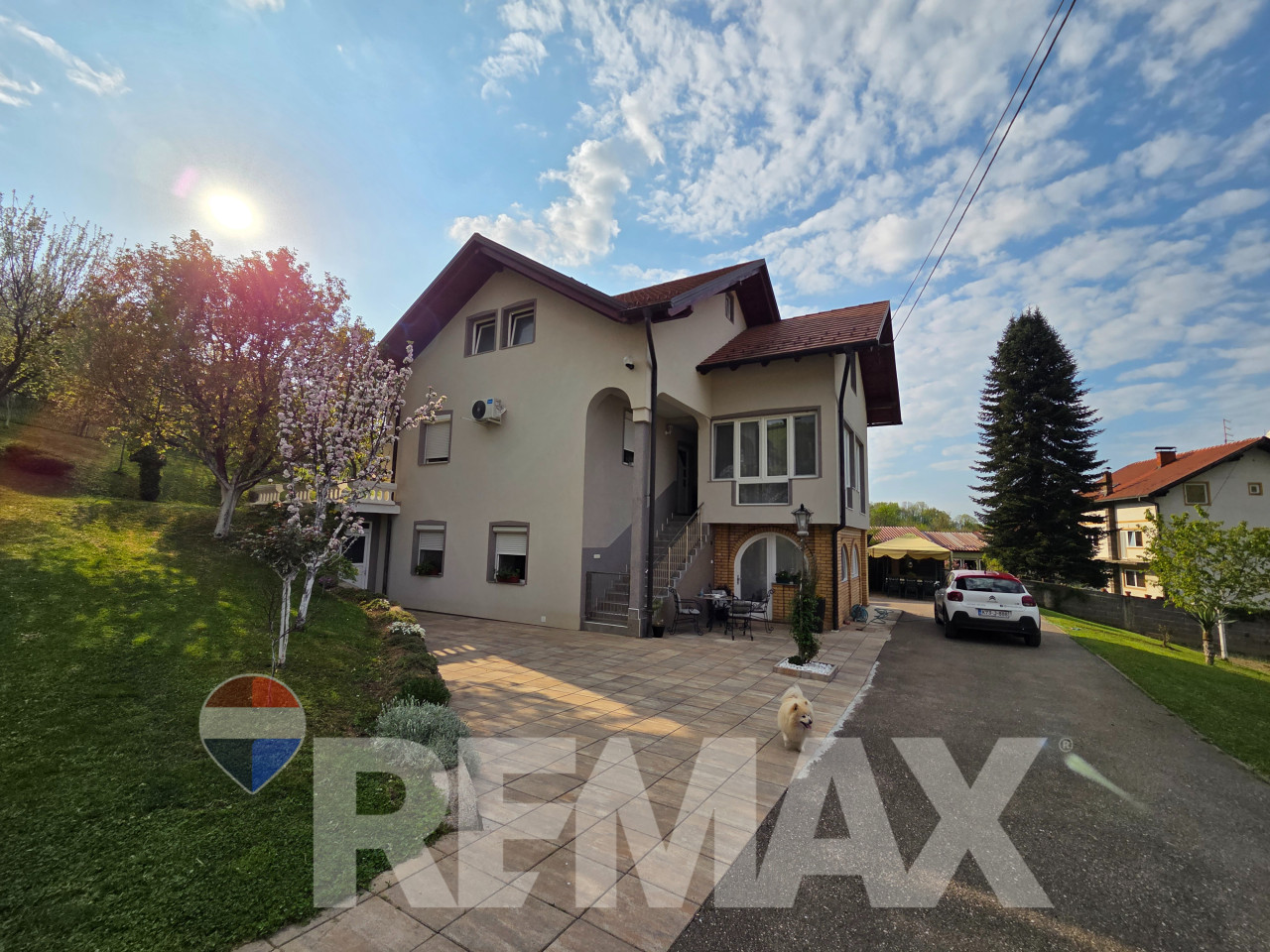Predivna kuća 250m2,plac 2112m2,voćnjak,pecana,2 garaže,Debeljaci
