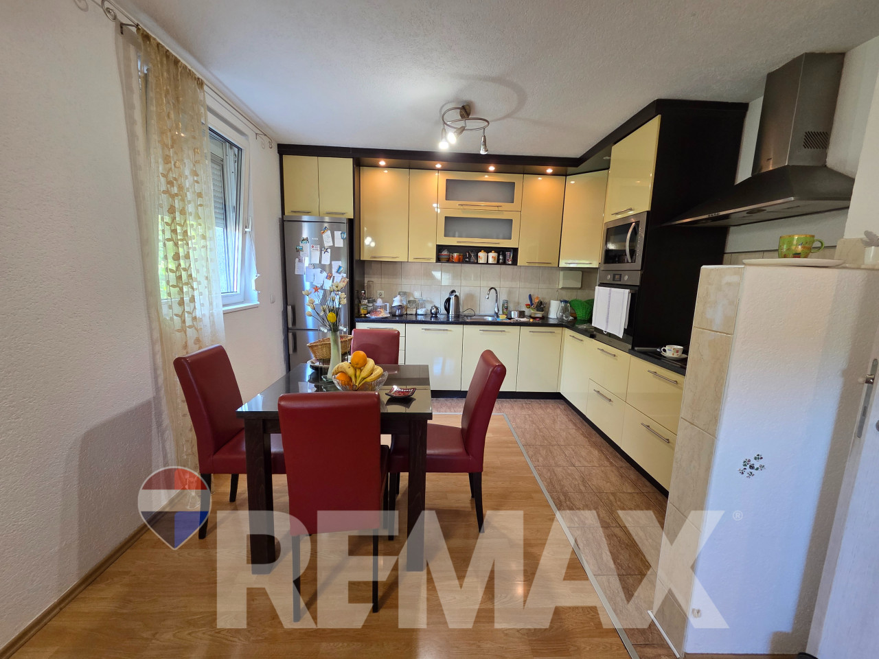 Predivna kuća 250m2,plac 2112m2,voćnjak,pecana,2 garaže,Debeljaci 10