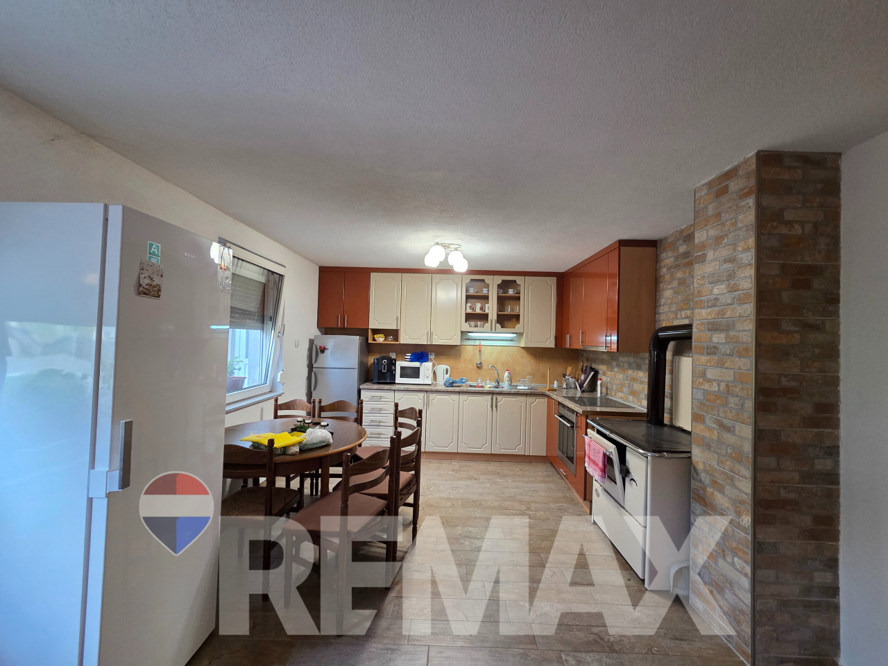 Predivna kuća 250m2,plac 2112m2,voćnjak,pecana,2 garaže,Debeljaci 14