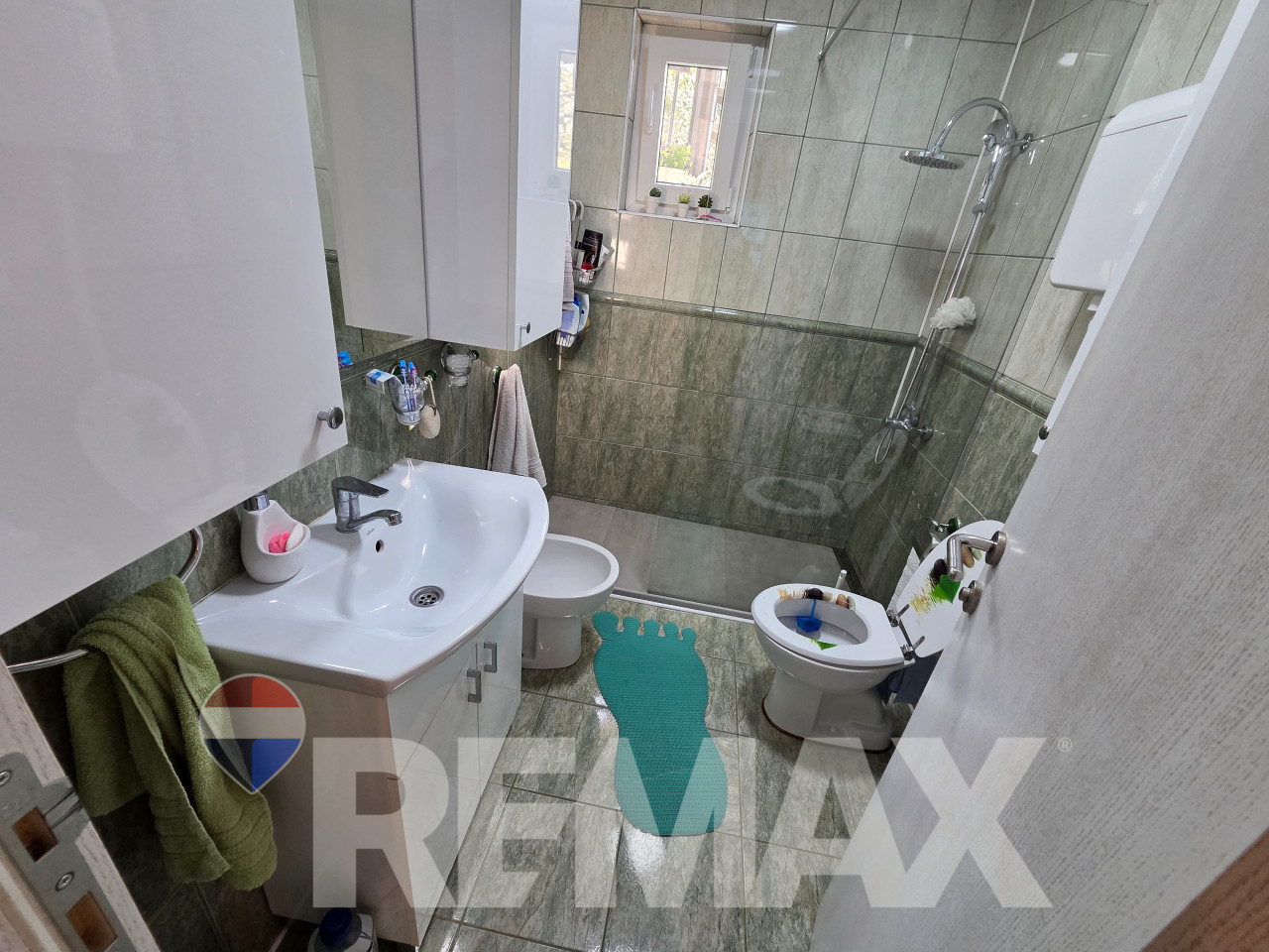 Predivna kuća 250m2,plac 2112m2,voćnjak,pecana,2 garaže,Debeljaci 16