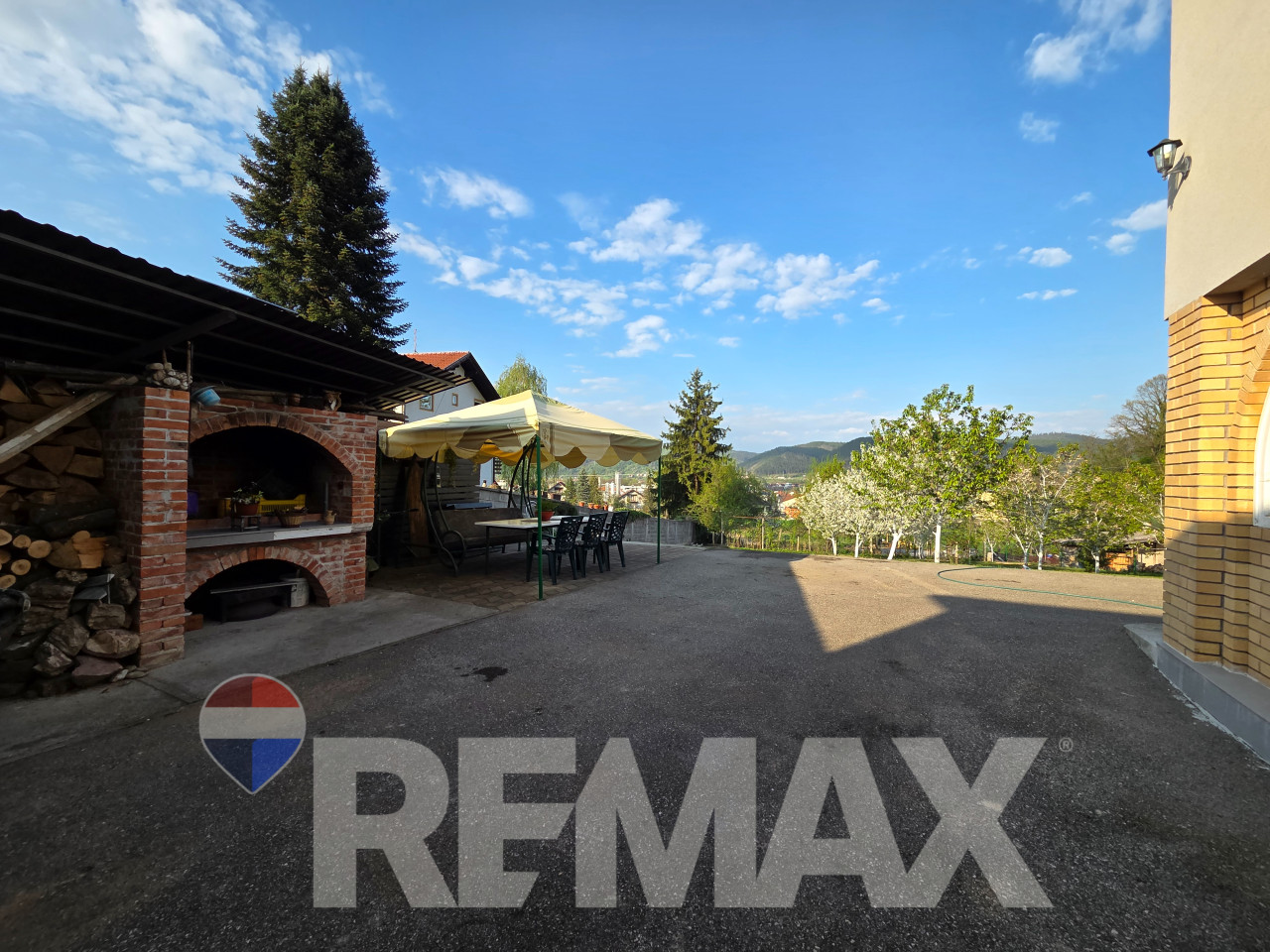 Predivna kuća 250m2,plac 2112m2,voćnjak,pecana,2 garaže,Debeljaci 22