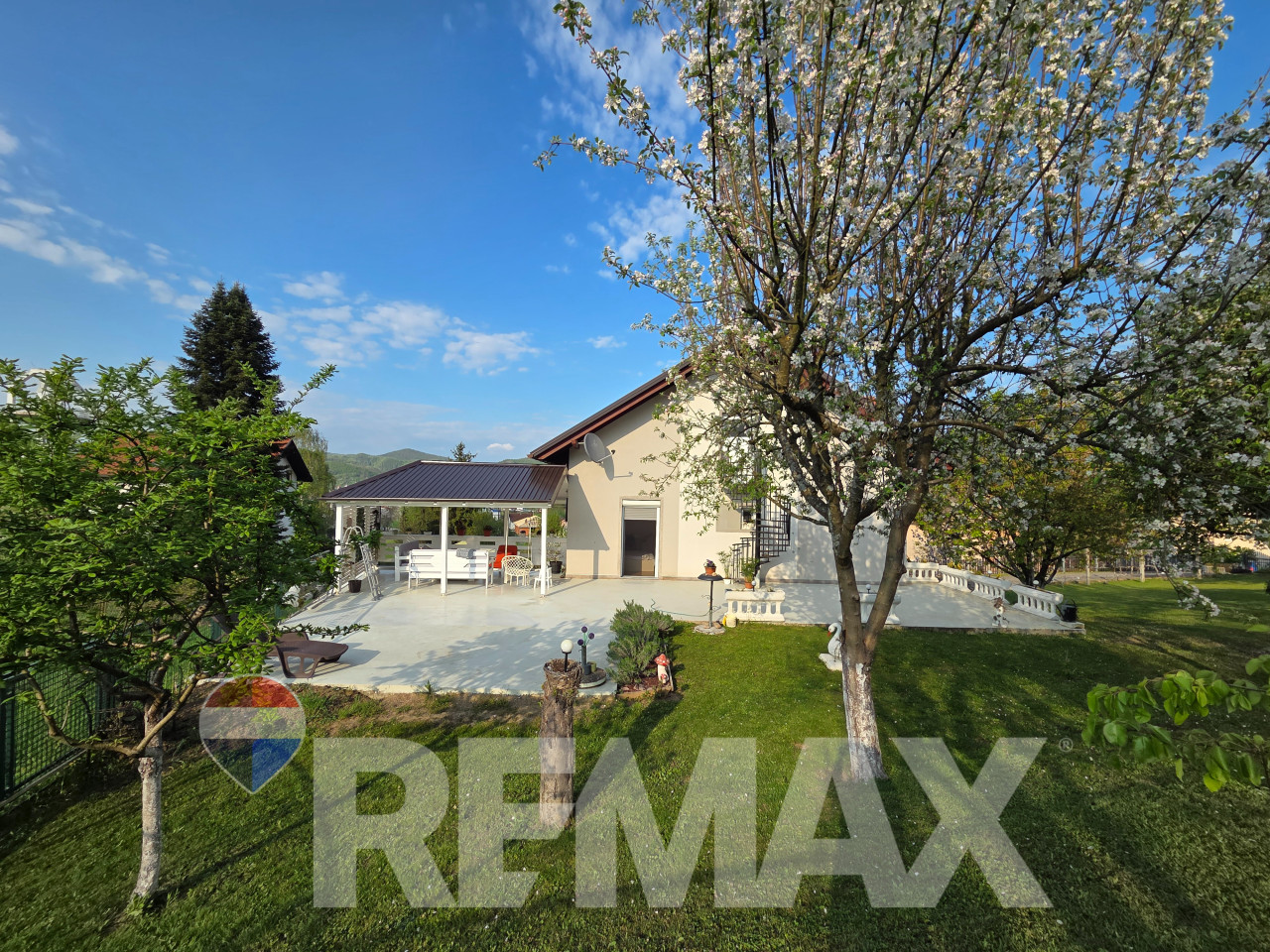 Predivna kuća 250m2,plac 2112m2,voćnjak,pecana,2 garaže,Debeljaci 24