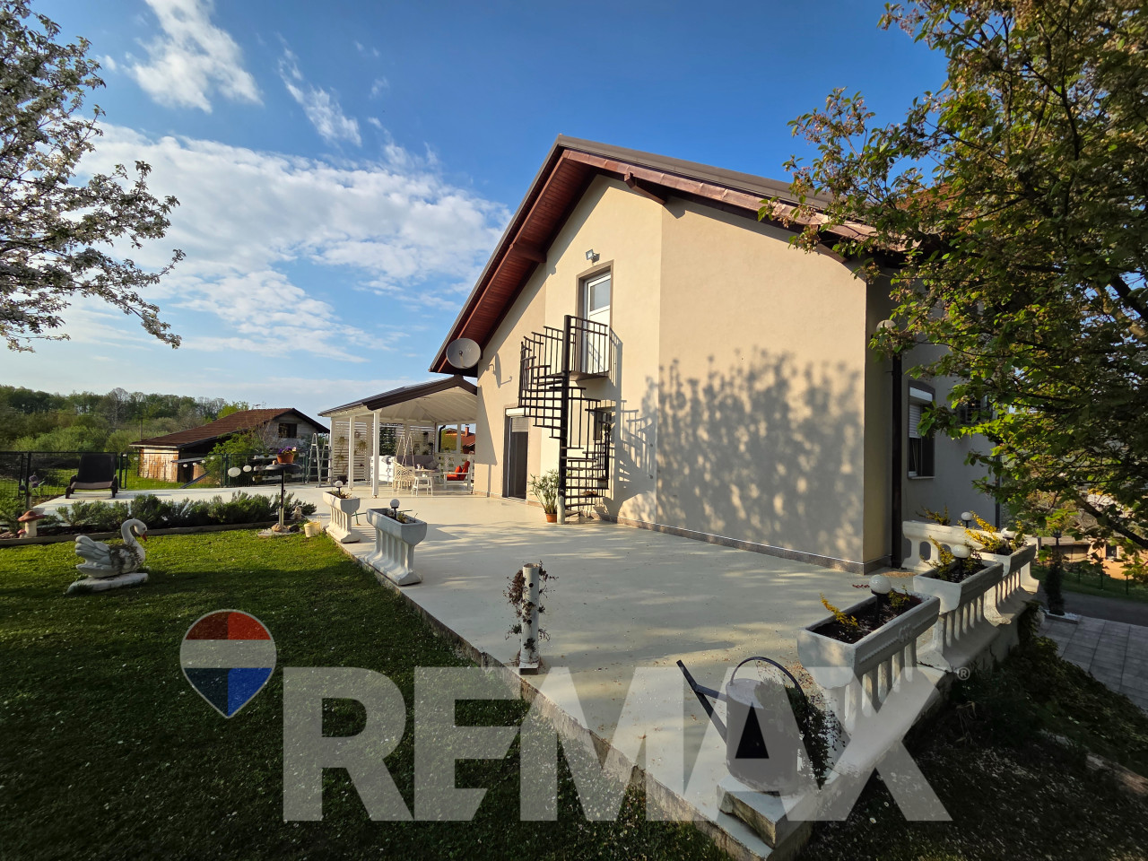 Predivna kuća 250m2,plac 2112m2,voćnjak,pecana,2 garaže,Debeljaci 25