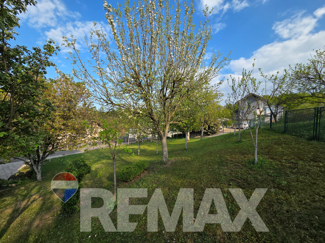 Predivna kuća 250m2,plac 2112m2,voćnjak,pecana,2 garaže,Debeljaci 28