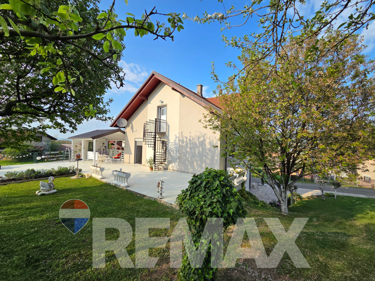 Predivna kuća 250m2,plac 2112m2,voćnjak,pecana,2 garaže,Debeljaci 29