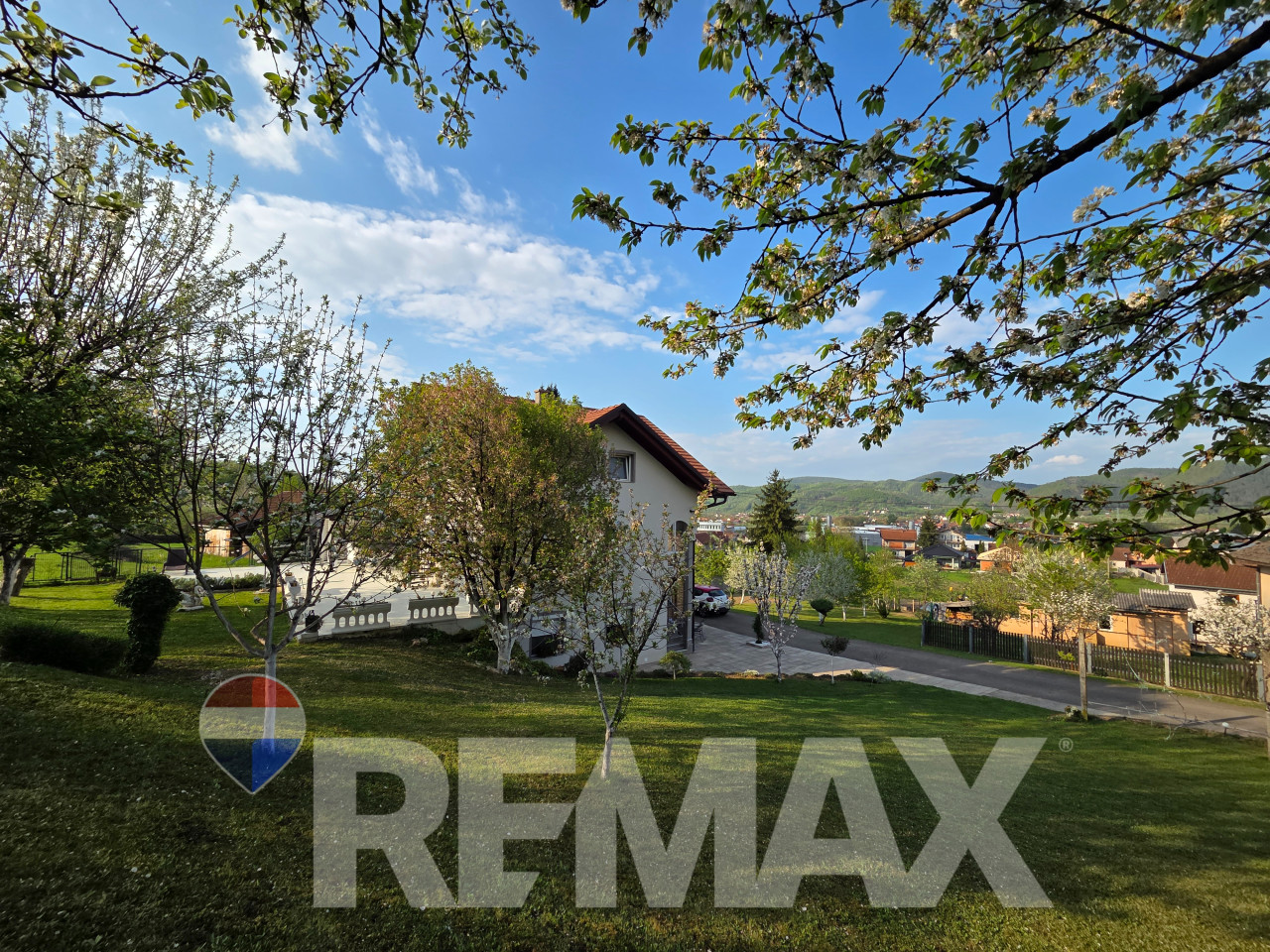 Predivna kuća 250m2,plac 2112m2,voćnjak,pecana,2 garaže,Debeljaci 30