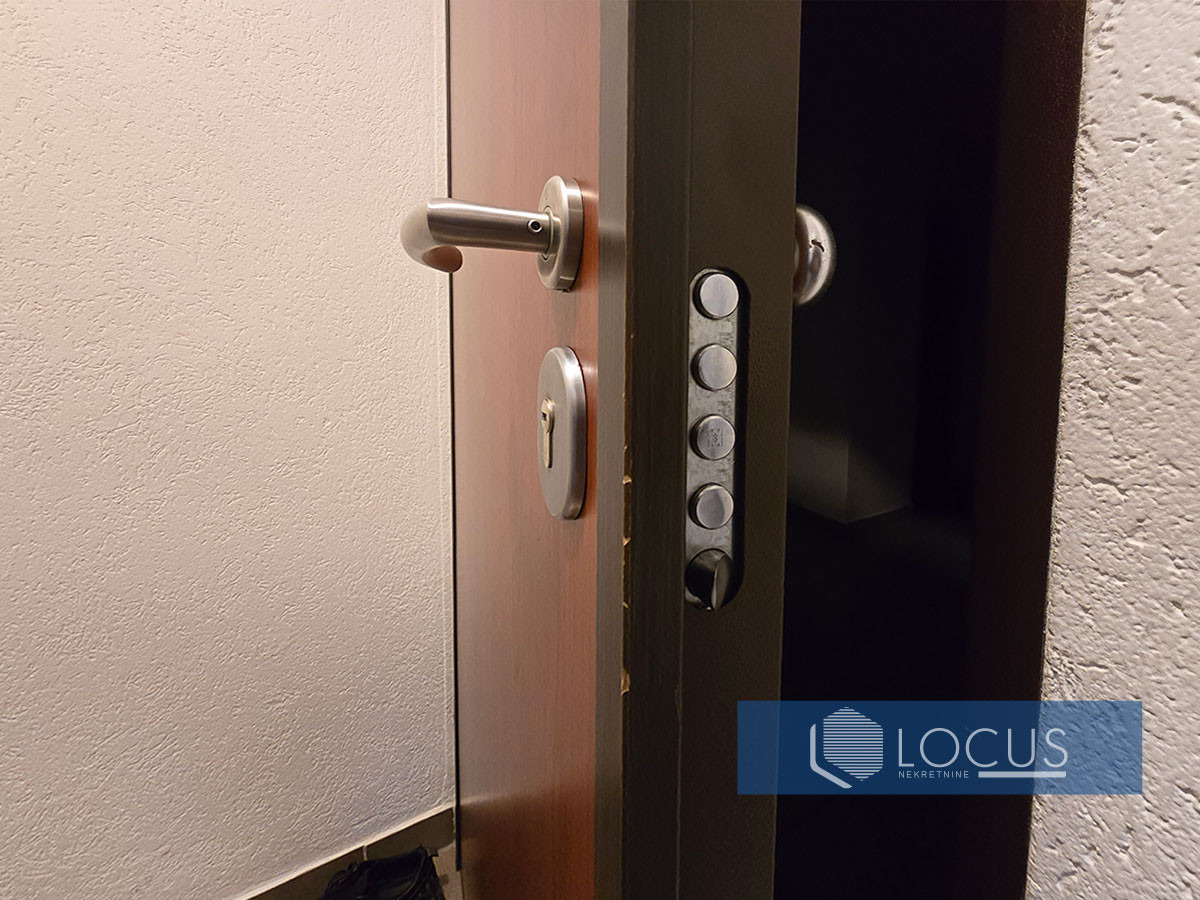 LOCUS: Namješten trosoban stan i garaža, Bulevar 12