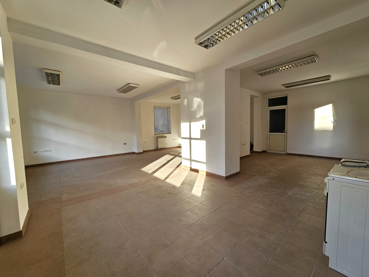 Poslovni prostor za najam 80m2 | Mirna ulica | 3 parking mjesta