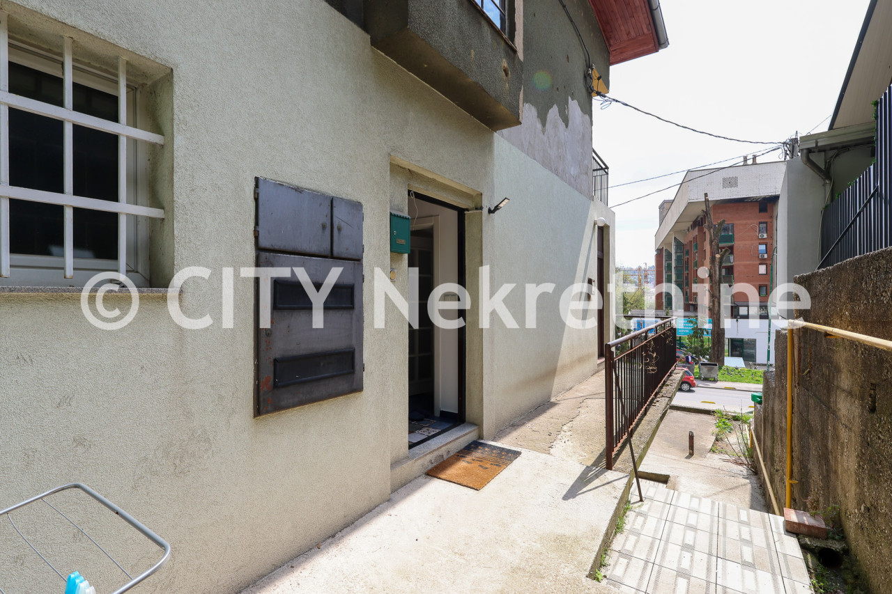 Trosoban adaptiran stan - Centar - Marijin Dvor - 83 m2 (55 m2) 23