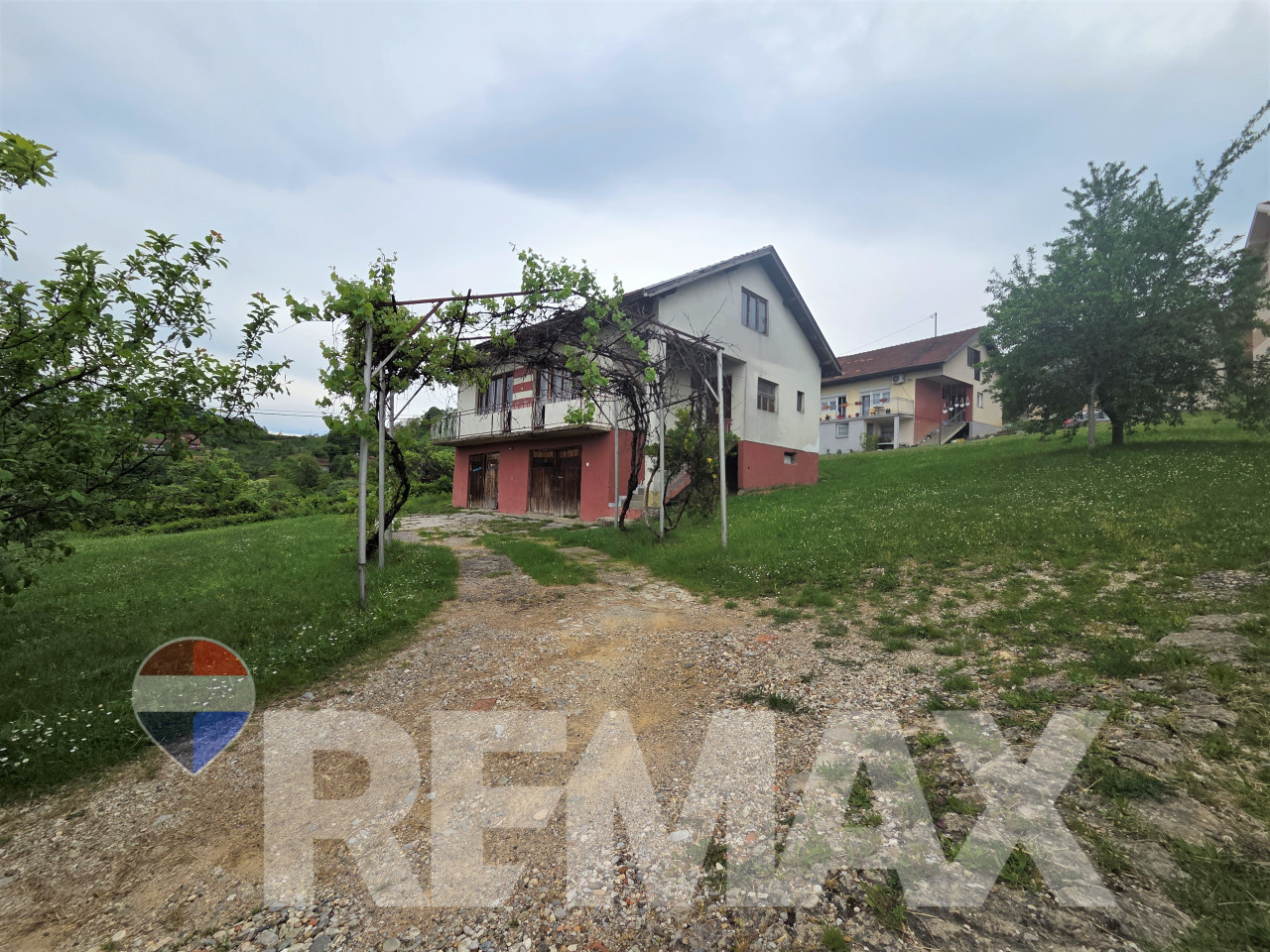 Kuća sa potencijalom-173m2, garaža, plac 1306m2, voćnjak, Pobrđe