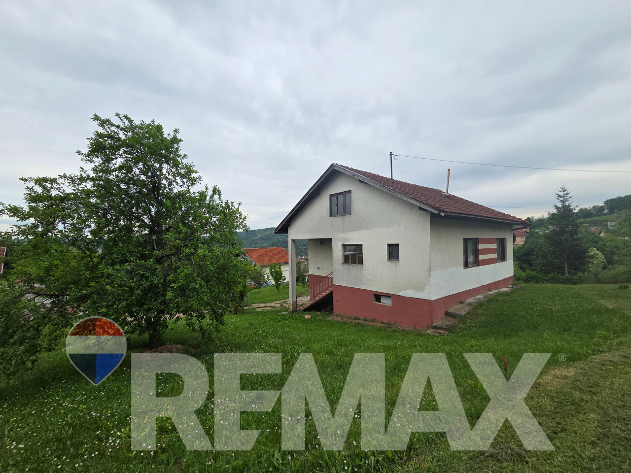 Kuća sa potencijalom-173m2, garaža, plac 1306m2, voćnjak, Pobrđe 2