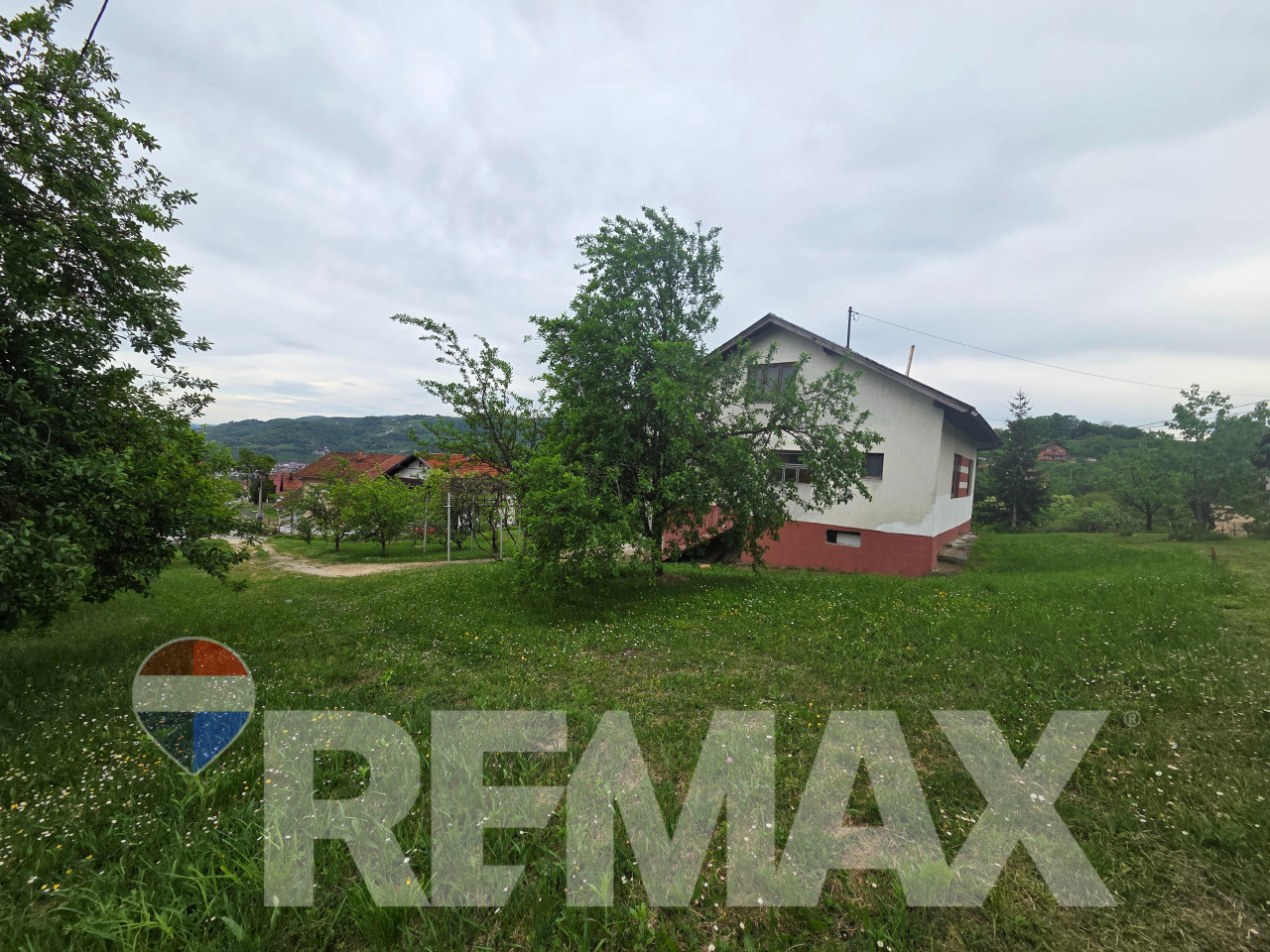 Kuća sa potencijalom-173m2, garaža, plac 1306m2, voćnjak, Pobrđe 3