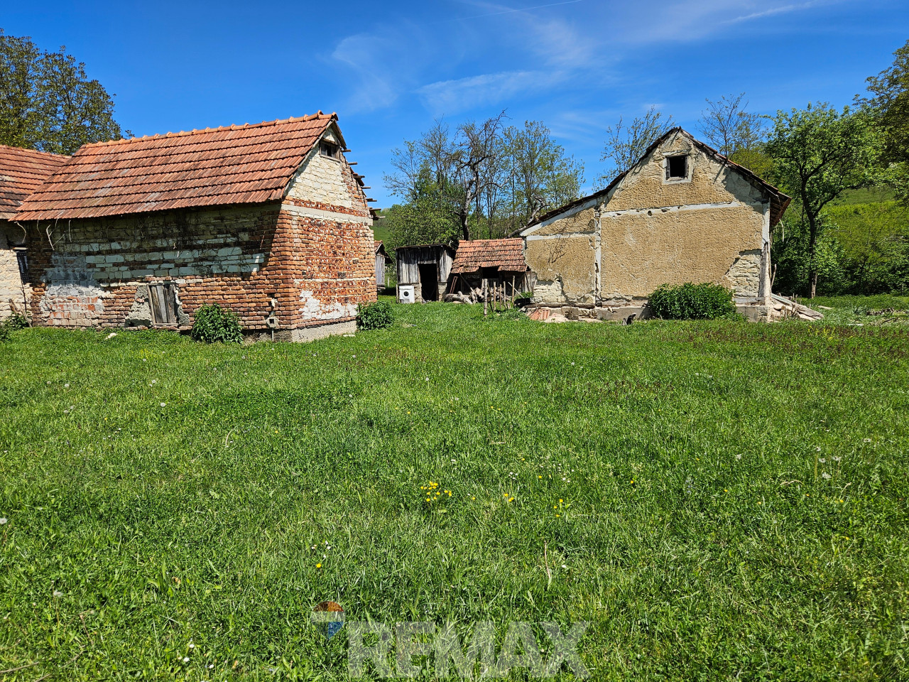 Prodaje se plac sa ruševnom kućom (građevinska d.) u Motikama