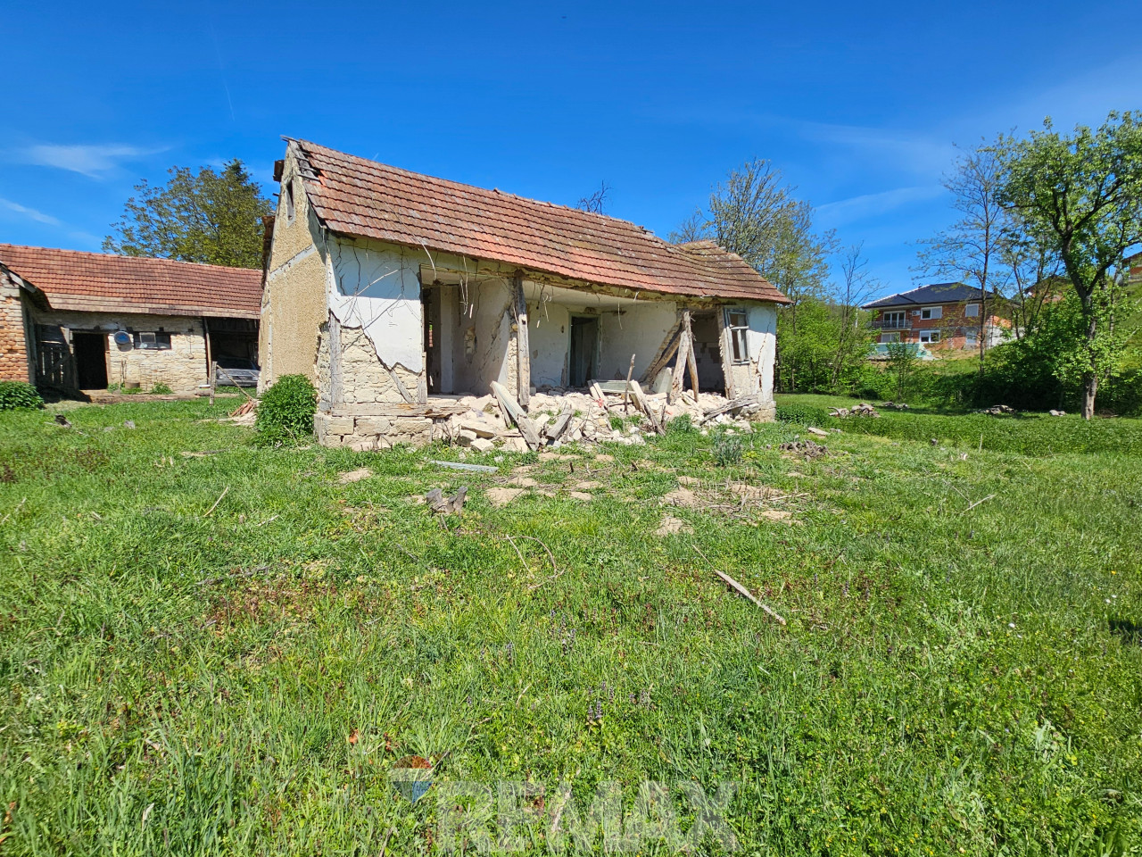 Prodaje se plac sa ruševnom kućom (građevinska d.) u Motikama 2