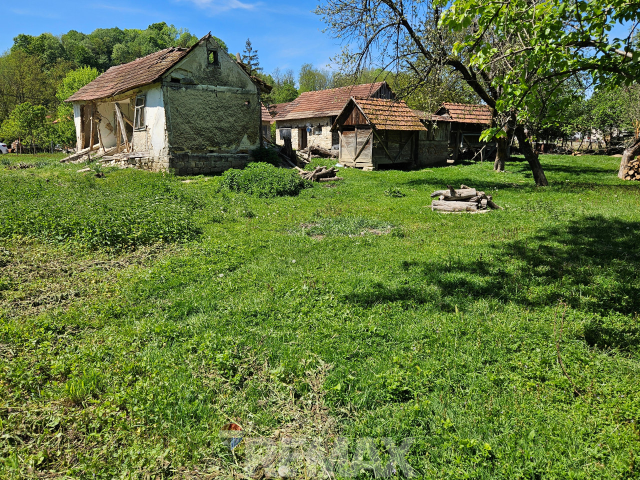 Prodaje se plac sa ruševnom kućom (građevinska d.) u Motikama 3