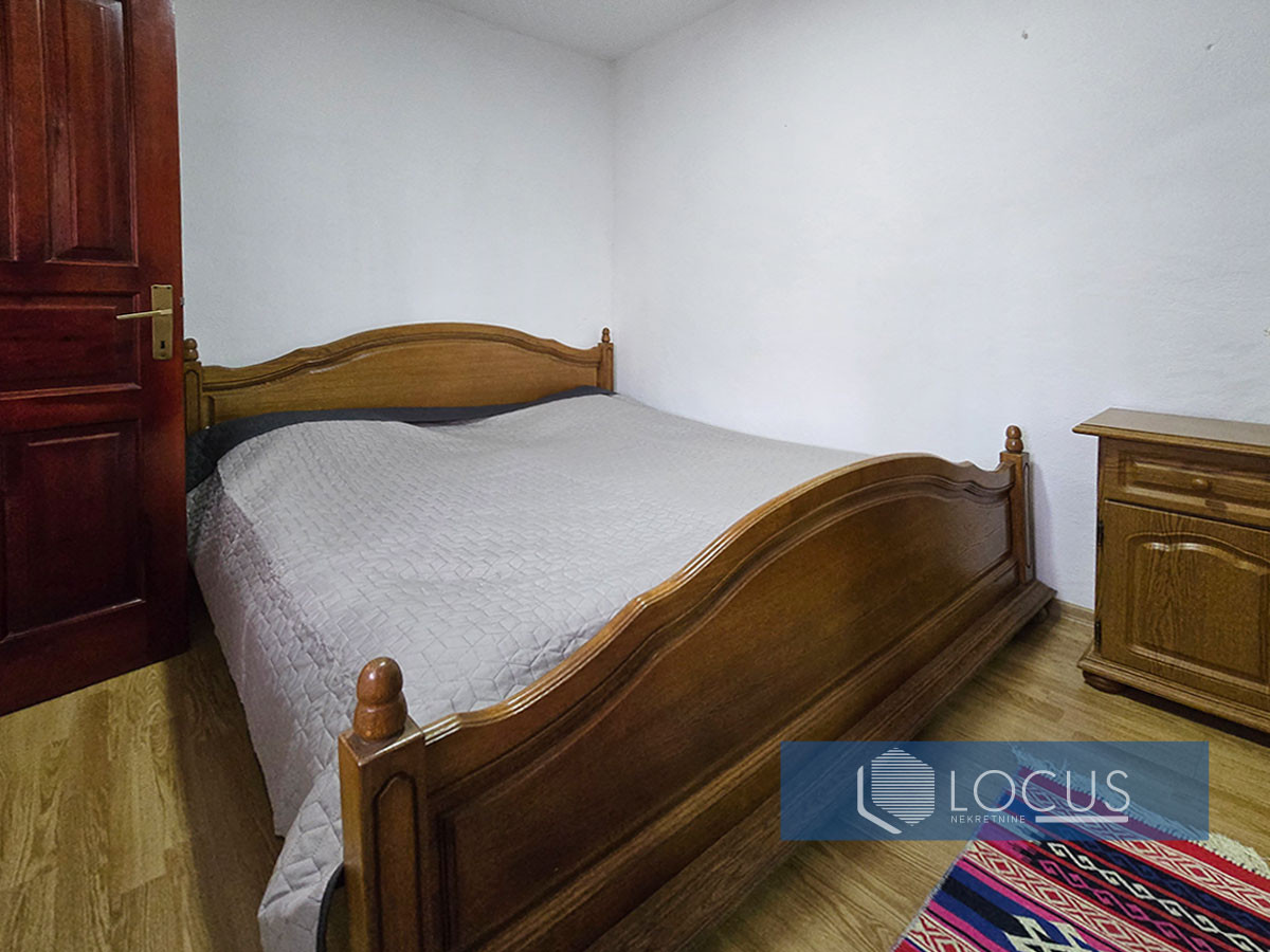 LOCUS: Kuća na parceli 469m2 u početku nas. Bistrik 7