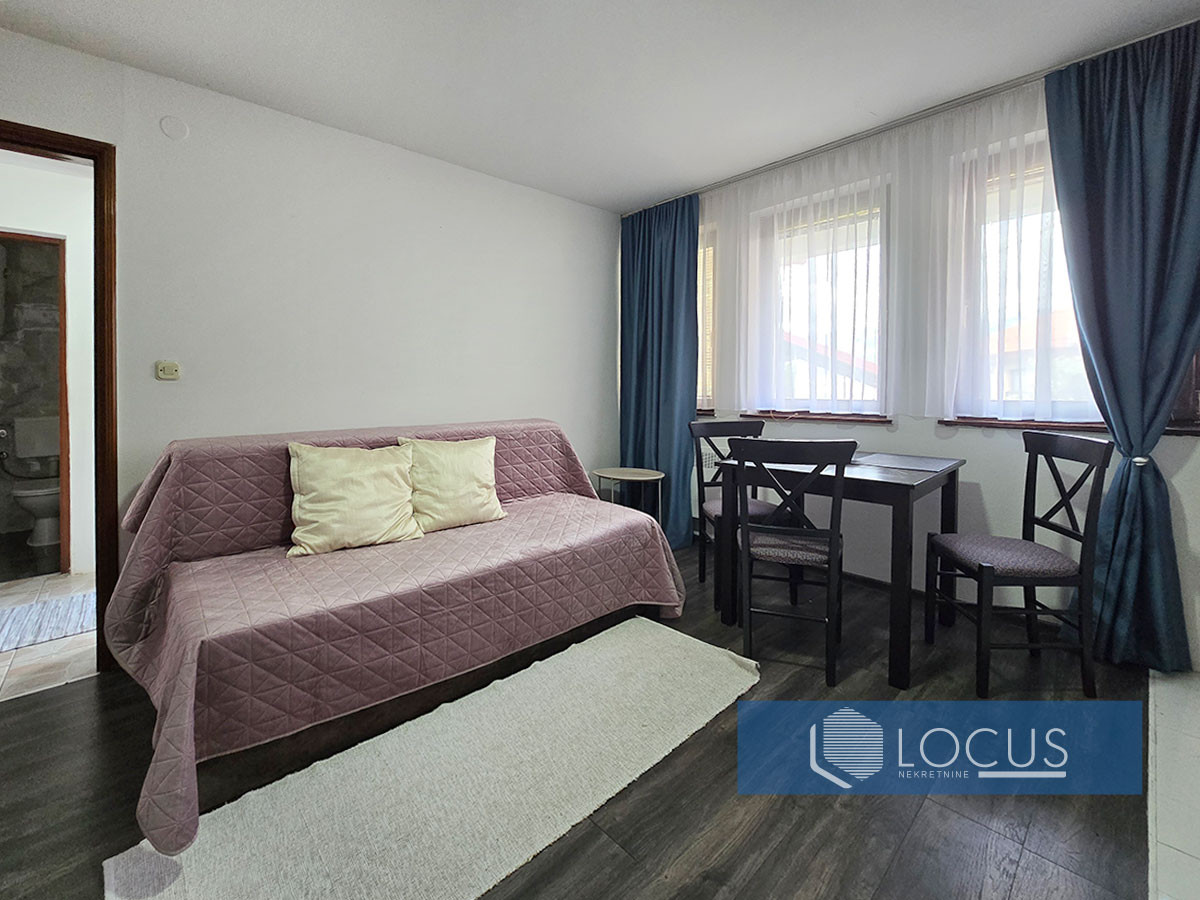 LOCUS: Kuća na parceli 469m2 u početku nas. Bistrik 9