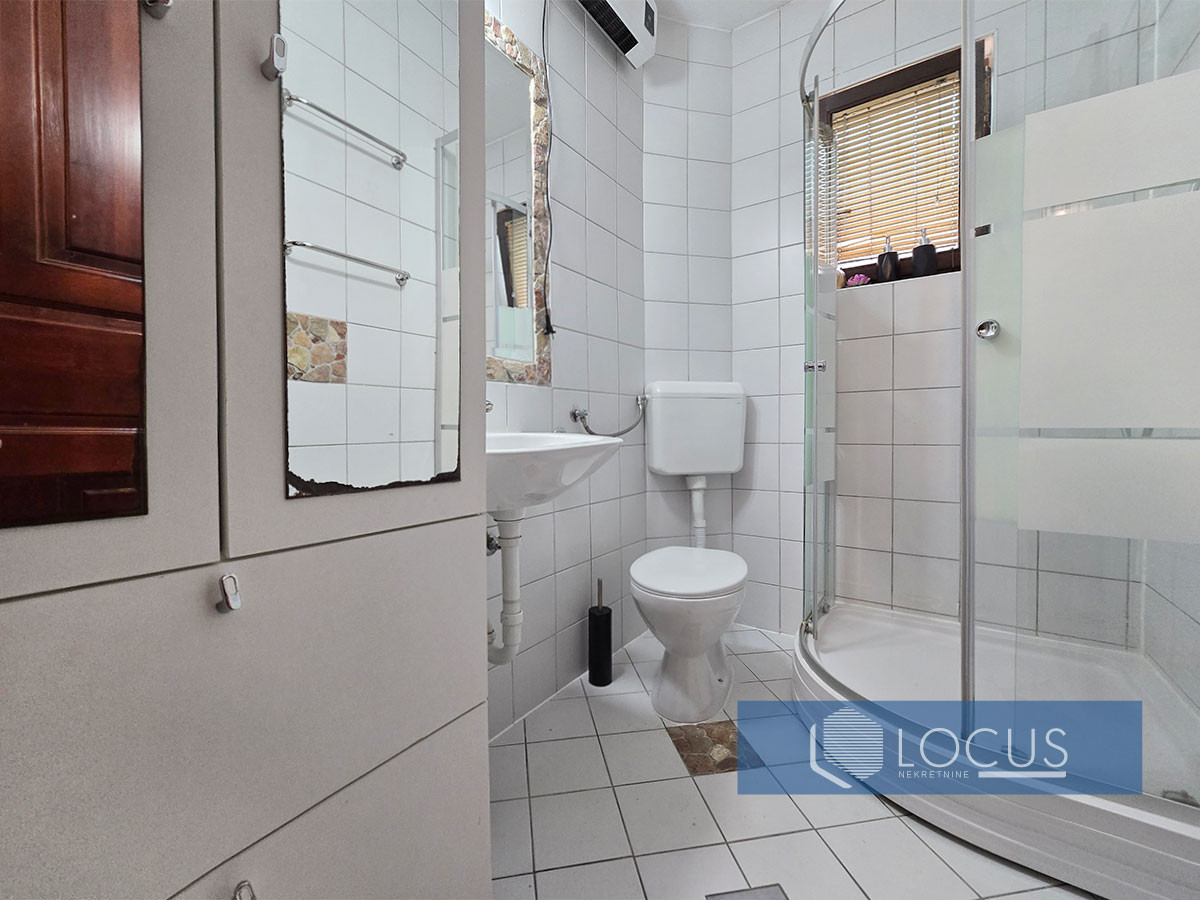LOCUS: Kuća na parceli 469m2 u početku nas. Bistrik 11