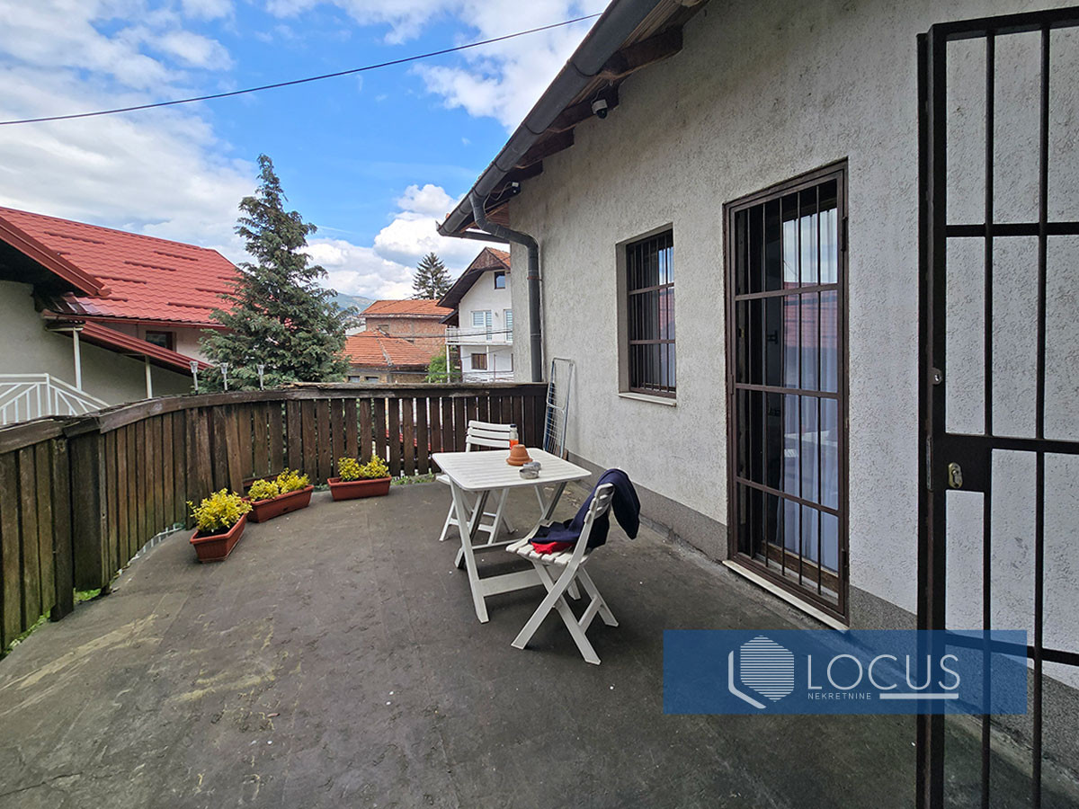 LOCUS: Kuća na parceli 469m2 u početku nas. Bistrik 12