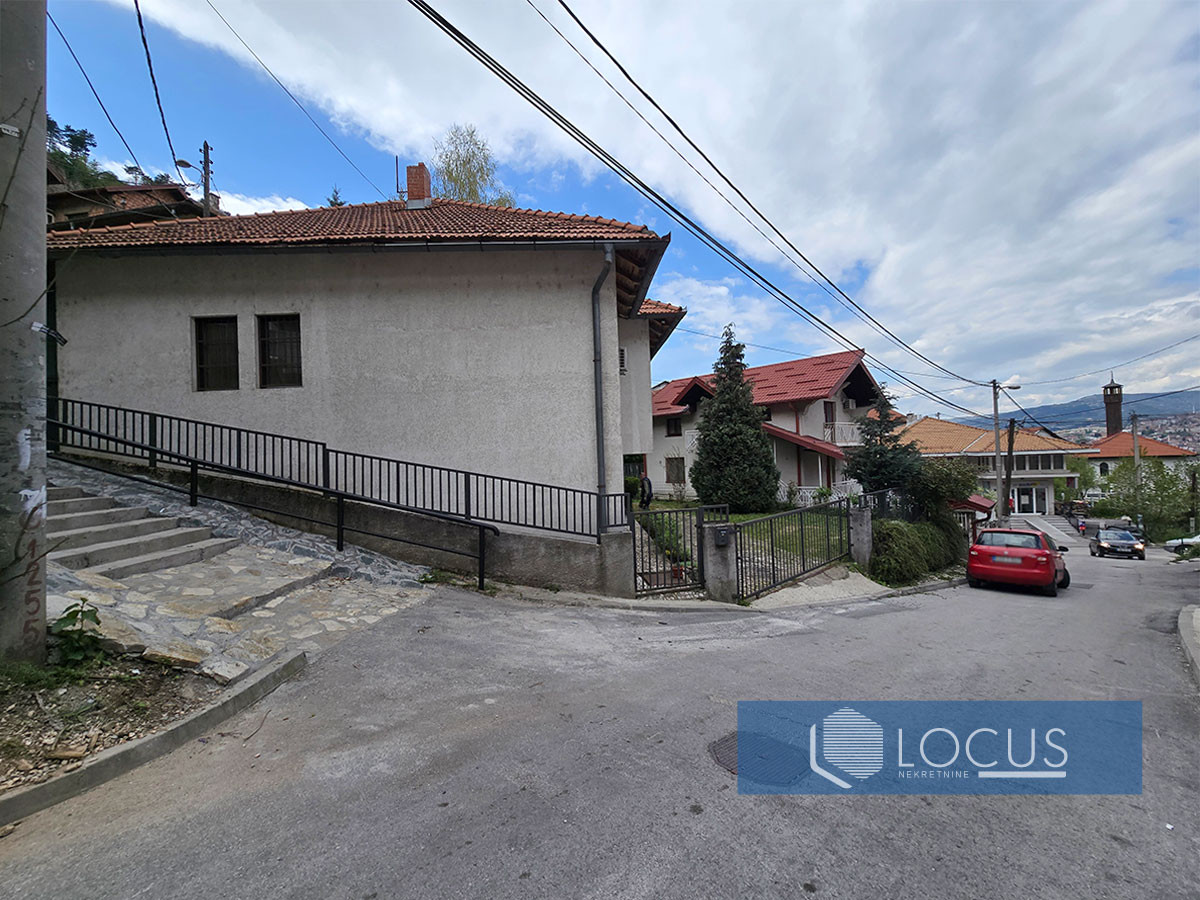 LOCUS: Kuća na parceli 469m2 u početku nas. Bistrik 17