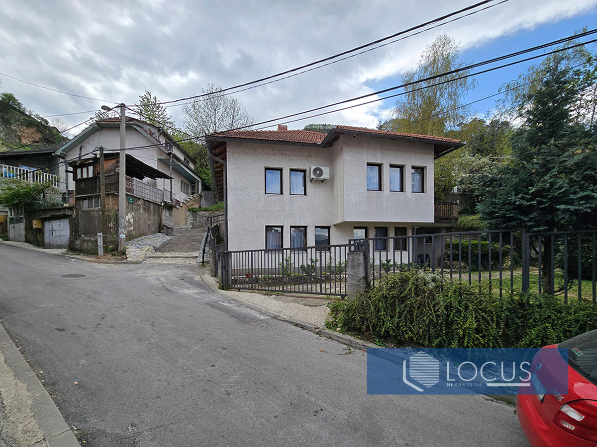 LOCUS: Kuća na parceli 469m2 u početku nas. Bistrik 18