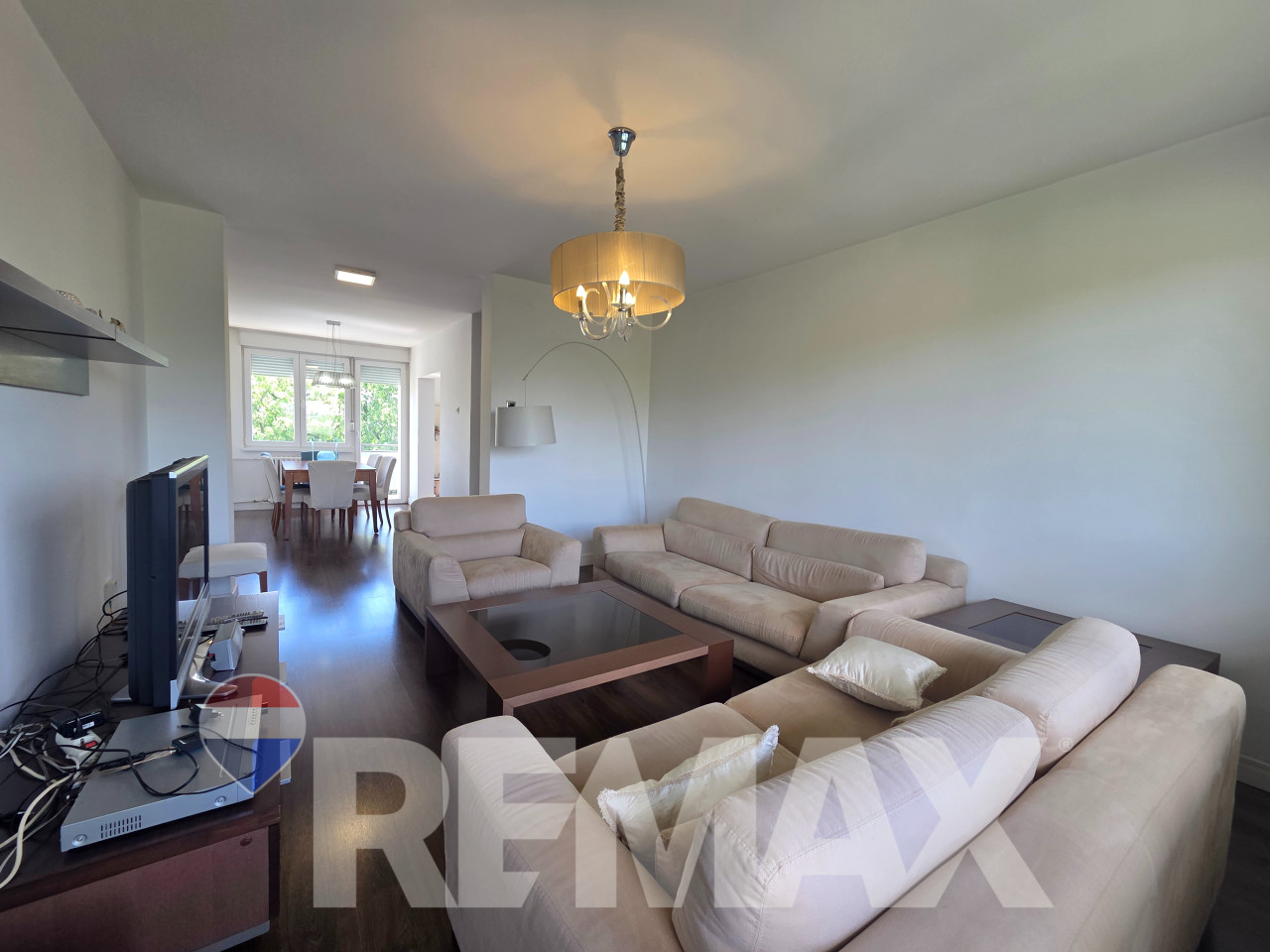Trosoban renoviran stan u centru, 80m2, opremljen, garaža,ostava